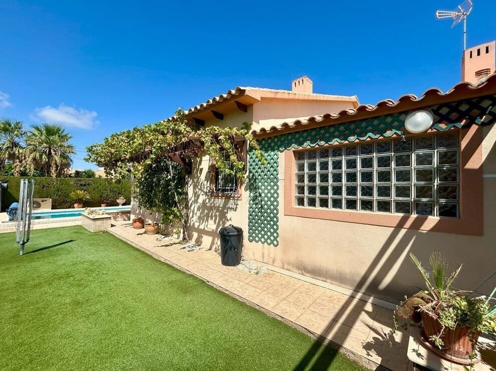 3 soveværelse Villa til salg i Orihuela Costa med swimmingpool garage - € 698.000 (Ref: 10143701)