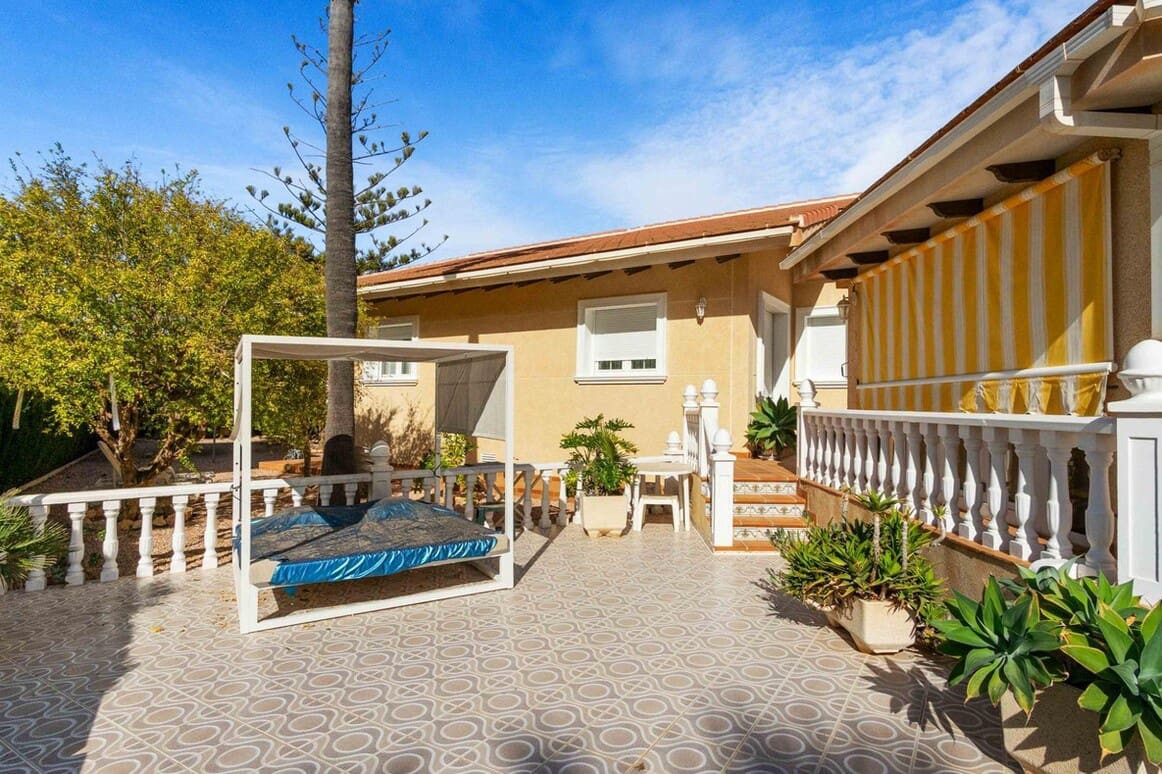 3 bedroom Villa for sale in Cabo Roig with pool garage - € 1,550,000 (Ref: 10143745)