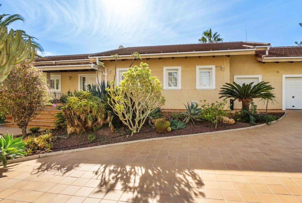 3 bedroom Villa for sale in Cabo Roig with pool garage - € 1,550,000 (Ref: 10143745)