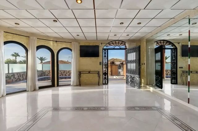 4 soverom Villa til salgs i La Zenia, Orihuela med svømmebasseng garasje - € 1 199 000 (Ref: 10143763)