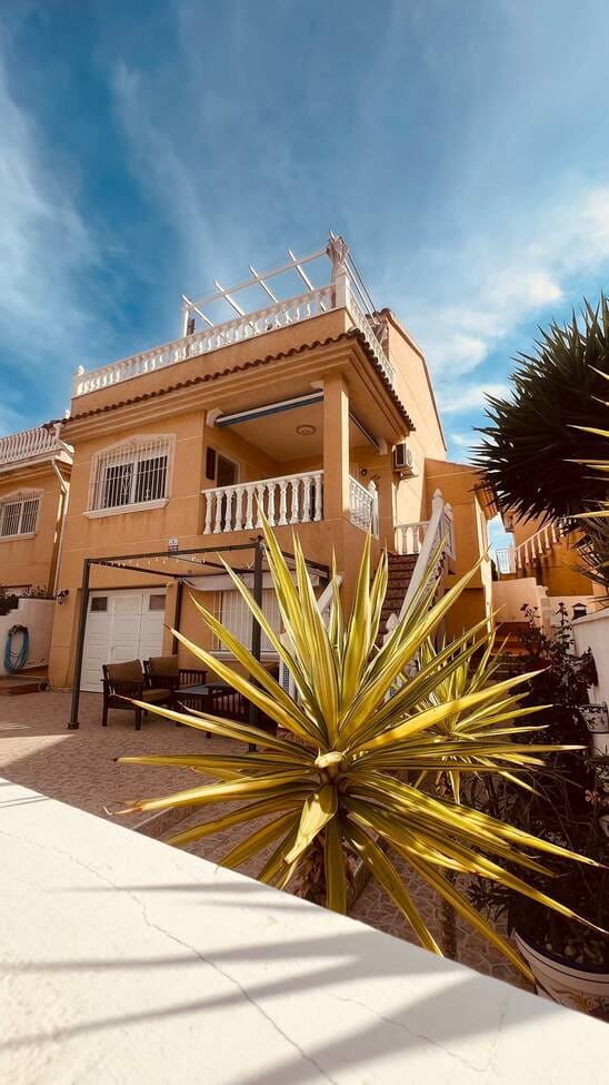 3 bedroom Villa for sale in Villamartin with pool garage - € 299,950 (Ref: 10143832)