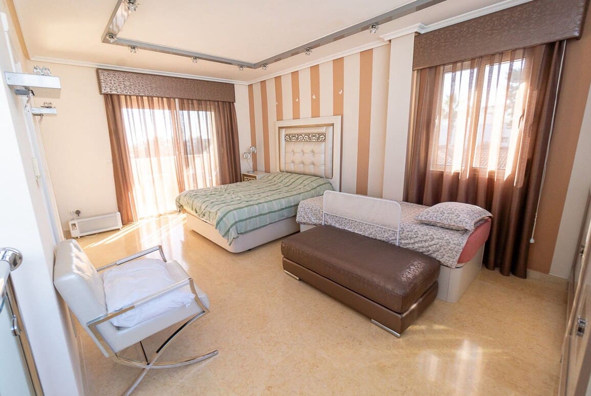 5 makuuhuone Huvila myytävänä paikassa Torrevieja mukana uima-altaan - 1 090 000 € (Ref: 10143887)