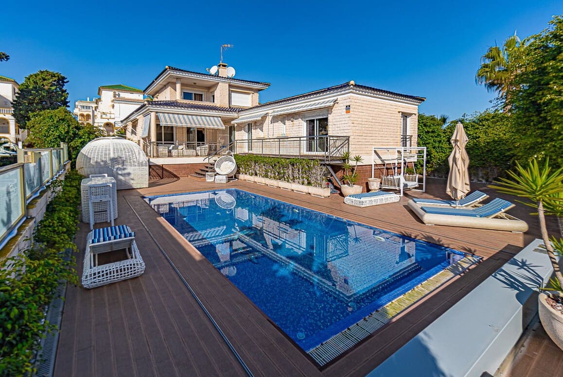5 makuuhuone Huvila myytävänä paikassa Torrevieja mukana uima-altaan - 1 090 000 € (Ref: 10143887)