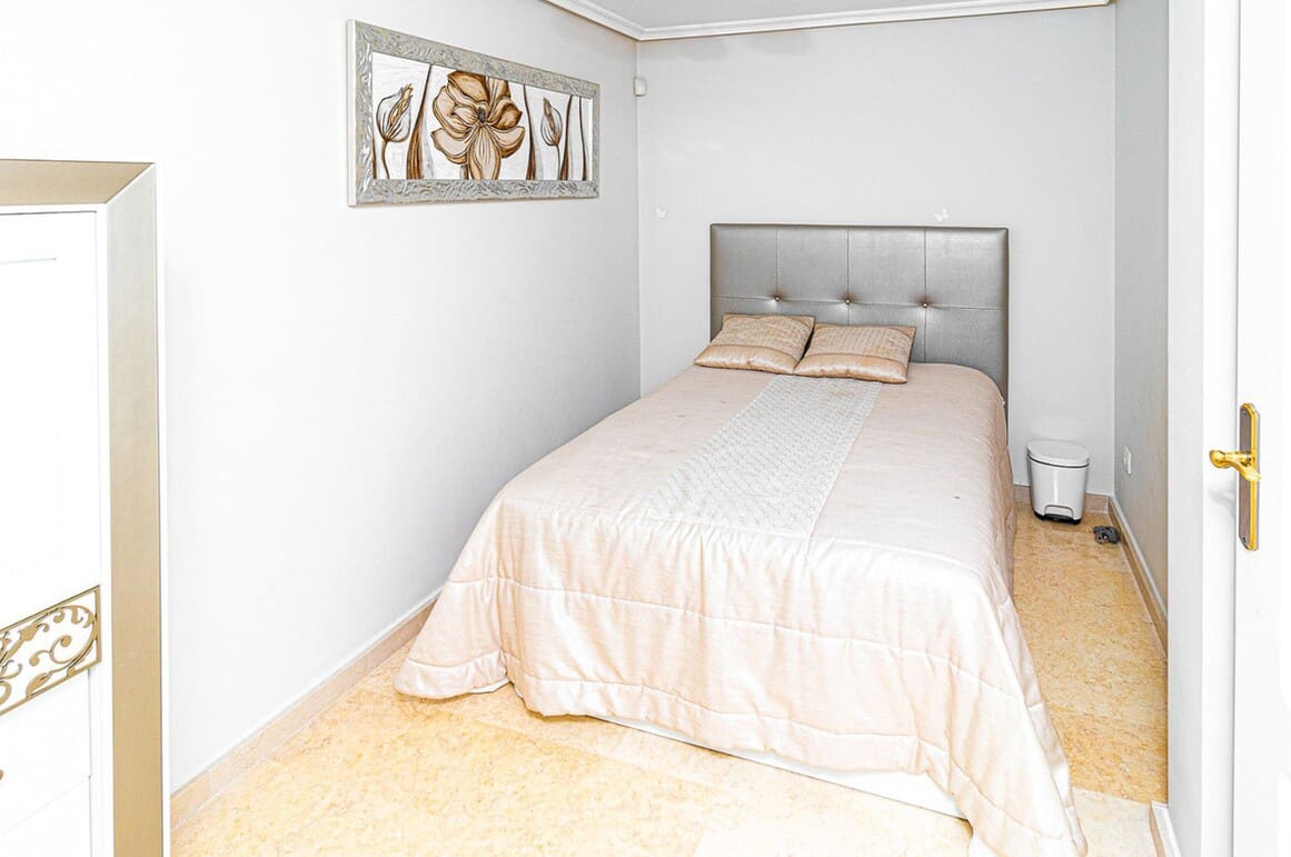 5 makuuhuone Huvila myytävänä paikassa Torrevieja mukana uima-altaan - 1 090 000 € (Ref: 10143887)