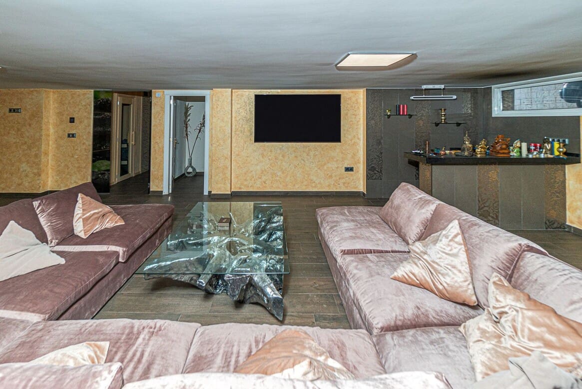 5 makuuhuone Huvila myytävänä paikassa Torrevieja mukana uima-altaan - 1 090 000 € (Ref: 10143887)