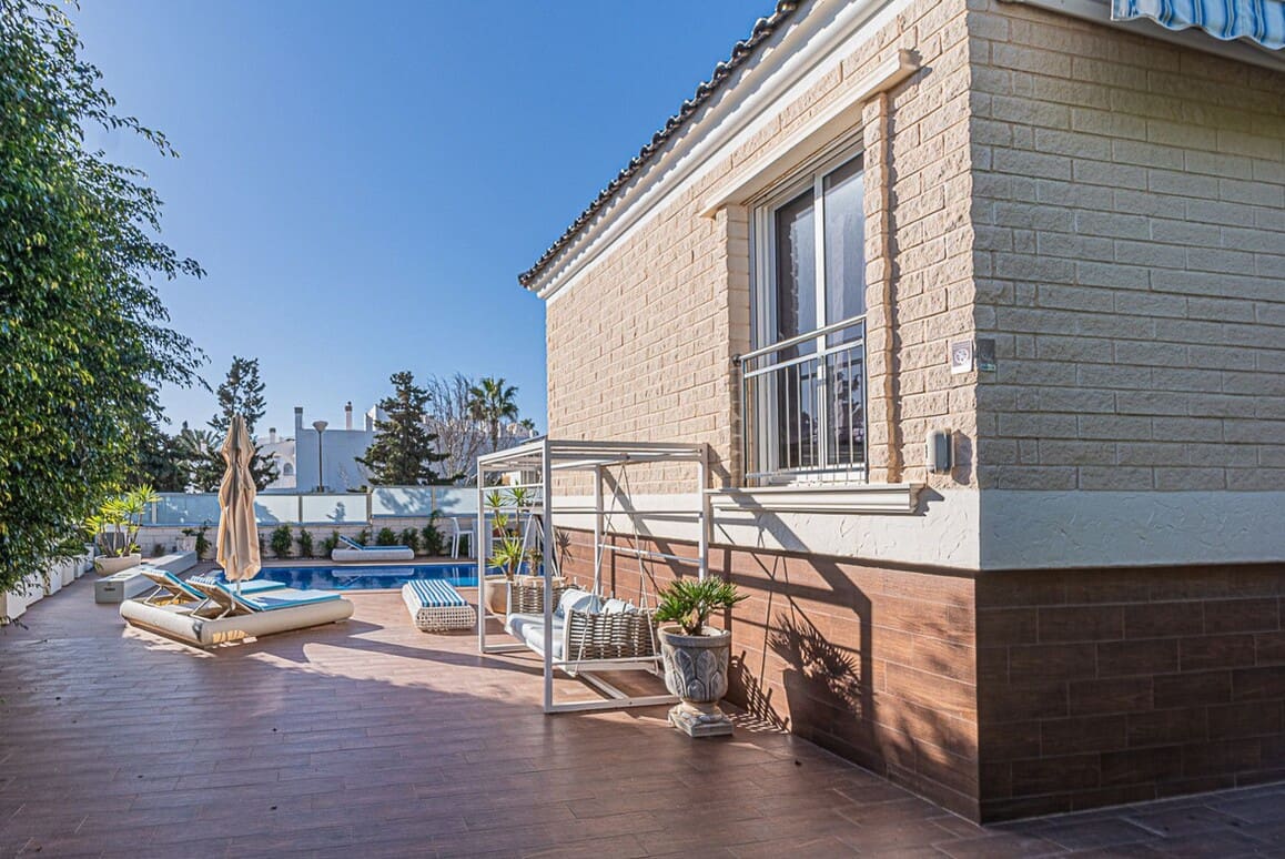 5 makuuhuone Huvila myytävänä paikassa Torrevieja mukana uima-altaan - 1 090 000 € (Ref: 10143887)