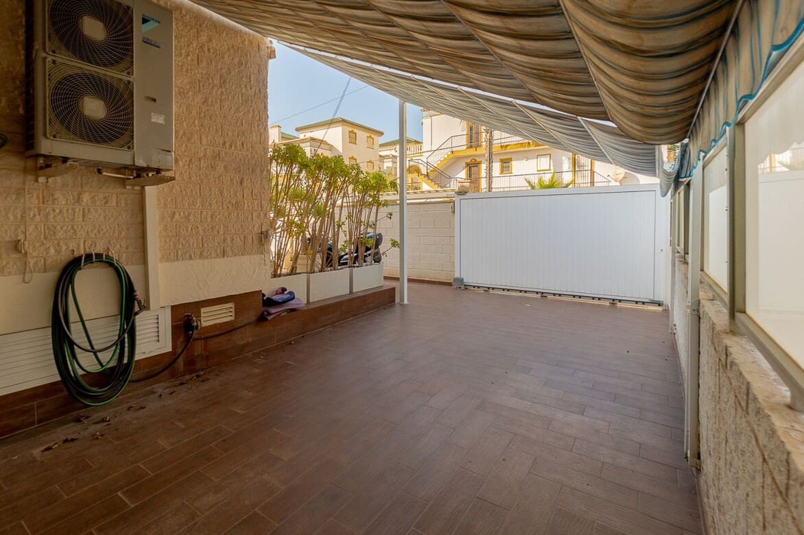 5 makuuhuone Huvila myytävänä paikassa Torrevieja mukana uima-altaan - 1 090 000 € (Ref: 10143887)