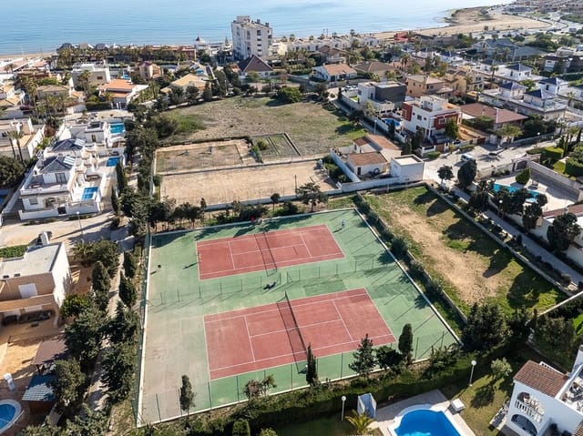 5 makuuhuone Huvila myytävänä paikassa Puerto Deportivo, Torrevieja mukana uima-altaan - 1 090 000 € (Ref: 10143887)