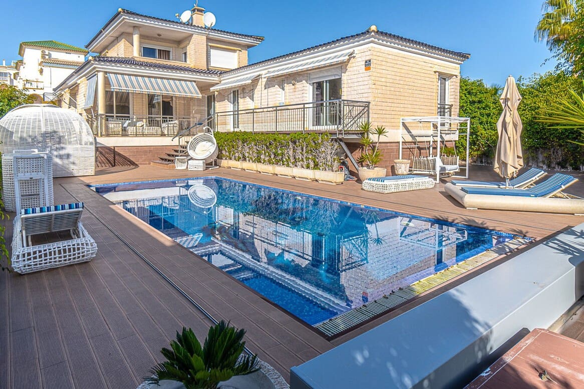 5 makuuhuone Huvila myytävänä paikassa Torrevieja mukana uima-altaan - 1 090 000 € (Ref: 10143887)