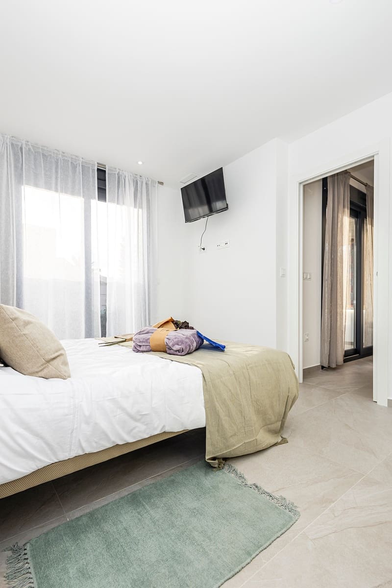 Apartamento de 2 habitaciones en Torrevieja en venta con piscina garaje - 279.000 € (Ref: 10143901)