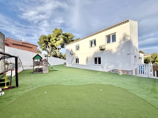 6 sovrum Villa till salu i Villamartin, Orihuela med pool garage - 695 000 € (Ref: 10143973)