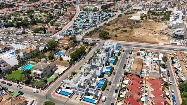 5 soverom Hus til salgs i Nueva Torrevieja, Torrevieja med svømmebasseng garasje - € 459 000 (Ref: 10144159)