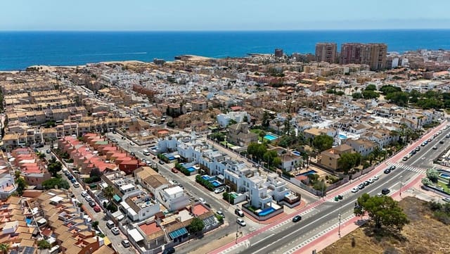 5 soverom Hus til salgs i Nueva Torrevieja, Torrevieja med svømmebasseng garasje - € 459 000 (Ref: 10144159)
