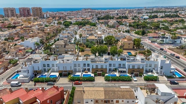 5 soverom Hus til salgs i Nueva Torrevieja, Torrevieja med svømmebasseng garasje - € 459 000 (Ref: 10144159)