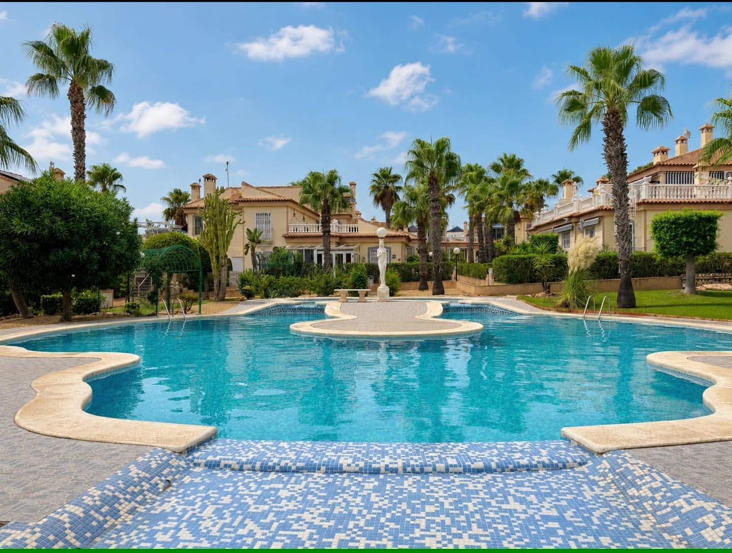 2 soveværelse Bungalow til salg i Torrevieja med swimmingpool - € 175.000 (Ref: 10144203)