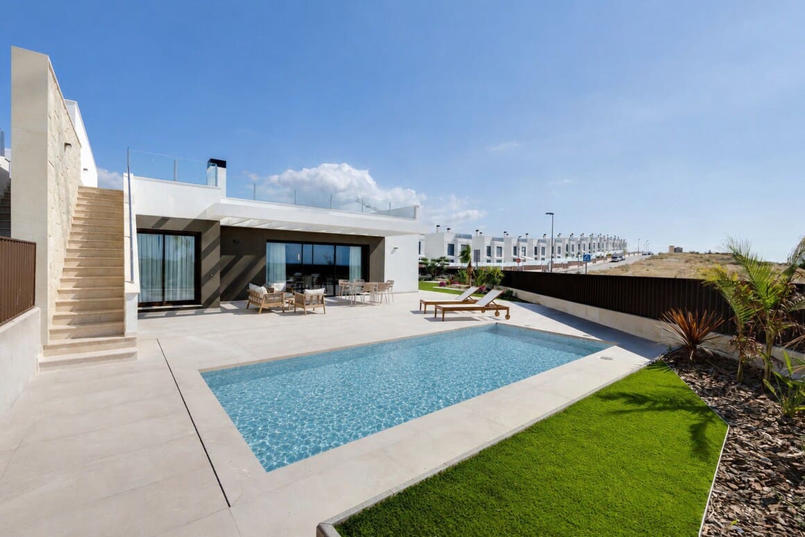3 soverom Villa til salgs i Alicante by med svømmebasseng garasje - € 750 000 (Ref: 10144481)