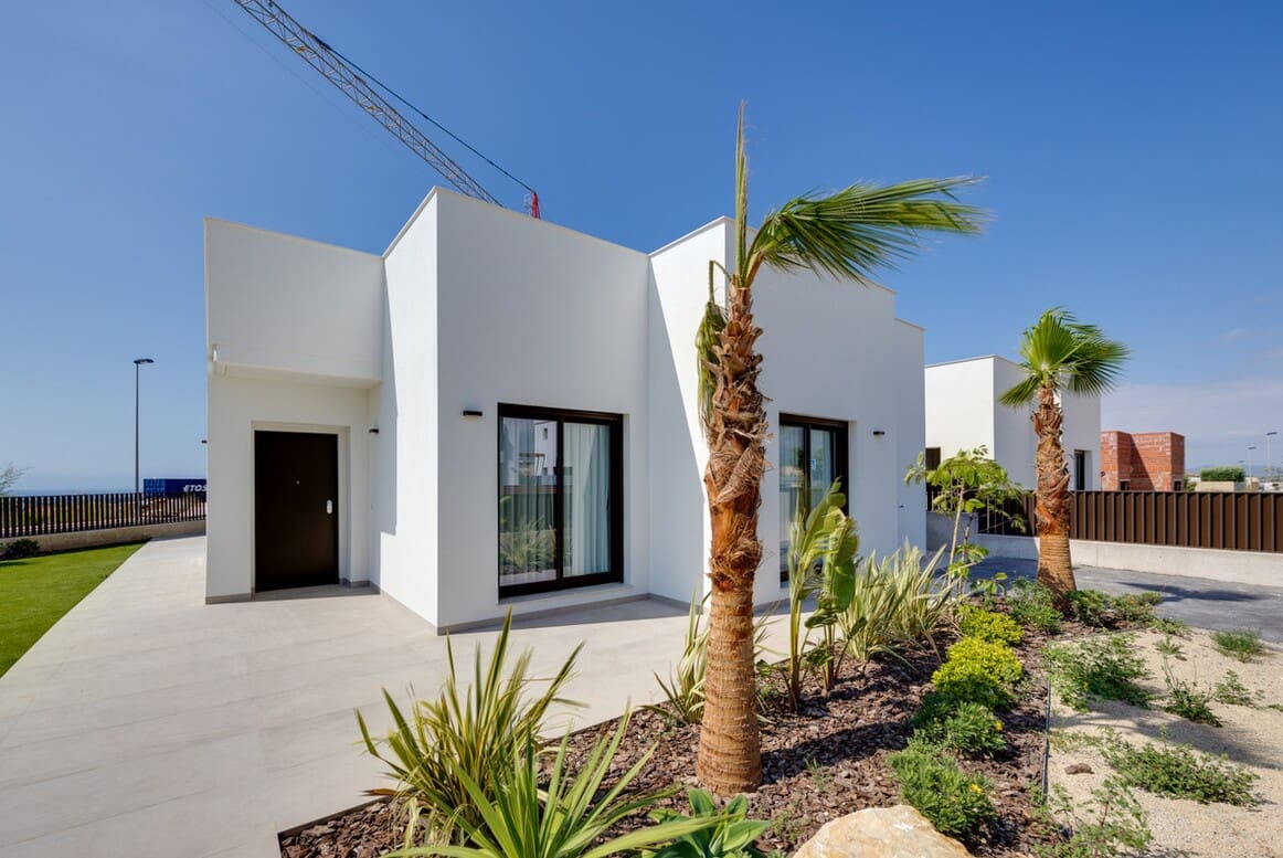 3 soverom Villa til salgs i Alicante by med svømmebasseng garasje - € 750 000 (Ref: 10144481)