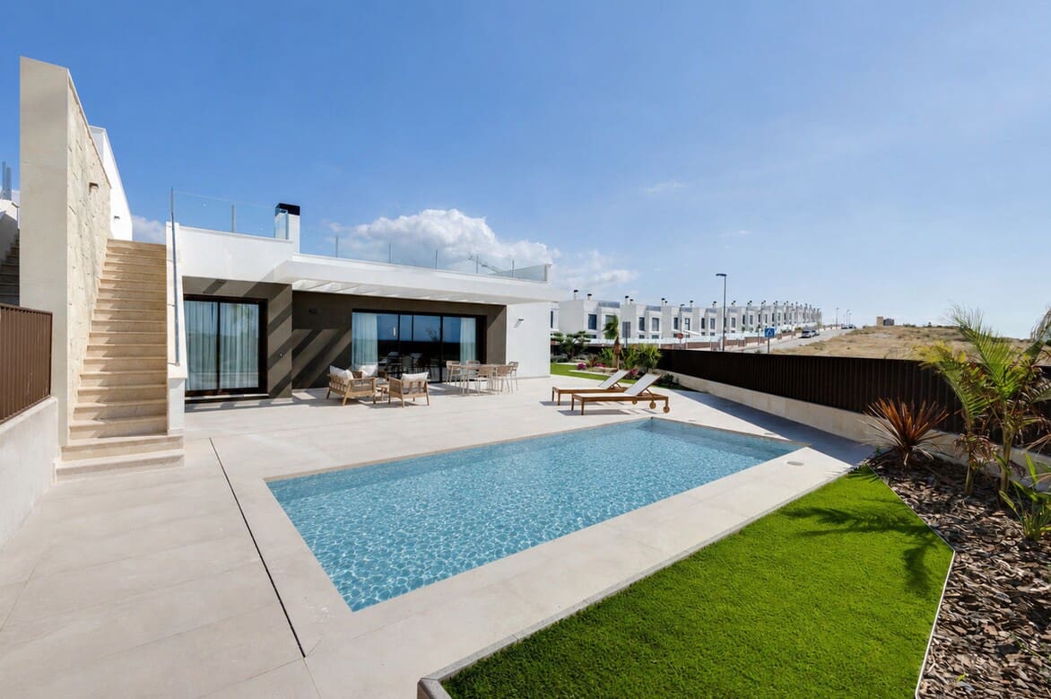 3 soverom Villa til salgs i Alicante by med svømmebasseng garasje - € 750 000 (Ref: 10144481)
