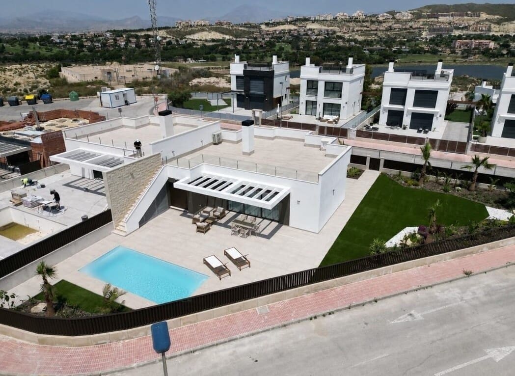 3 soverom Villa til salgs i Alicante by med svømmebasseng garasje - € 690 000 (Ref: 10144482)
