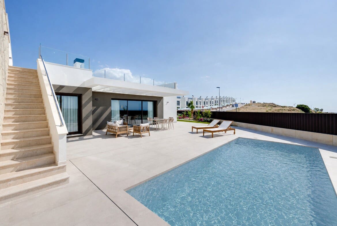 3 soverom Villa til salgs i Alicante by med svømmebasseng garasje - € 630 000 (Ref: 10144484)