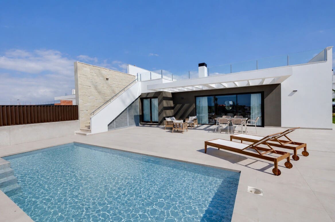 3 soverom Villa til salgs i Alicante by med svømmebasseng garasje - € 625 000 (Ref: 10144487)