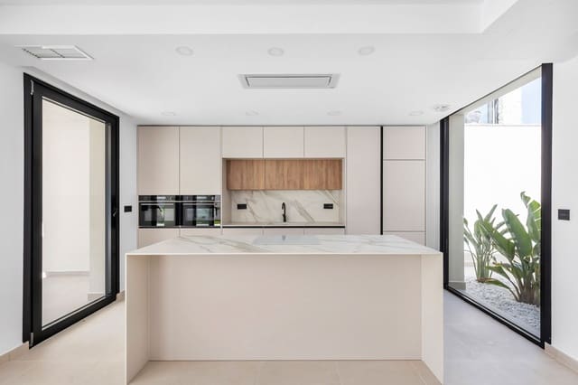 Chalet de 4 habitaciones en Los Balcones - Los Altos, Torrevieja en venta con piscina garaje - 895.000 € (Ref: 10144506)