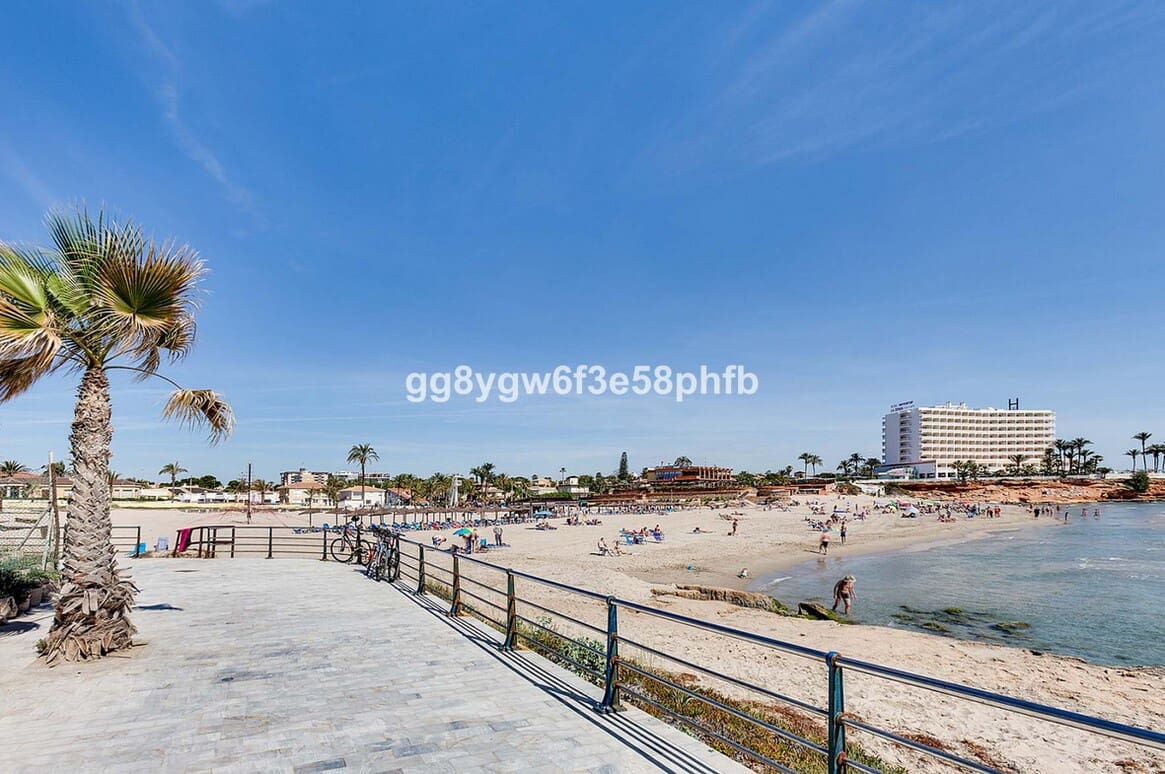 3 sypialnia Willa na sprzedaż w La Zenia z basenem garażem - 890 000 € (Ref: 10144537)