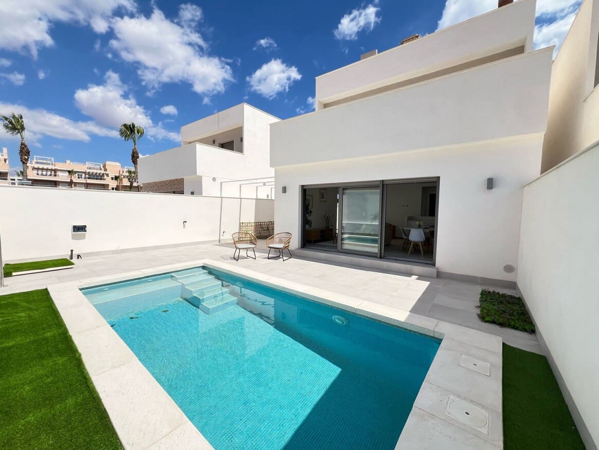3 bedroom Villa for sale in La Zenia with garage - € 549,900 (Ref: 10144541)