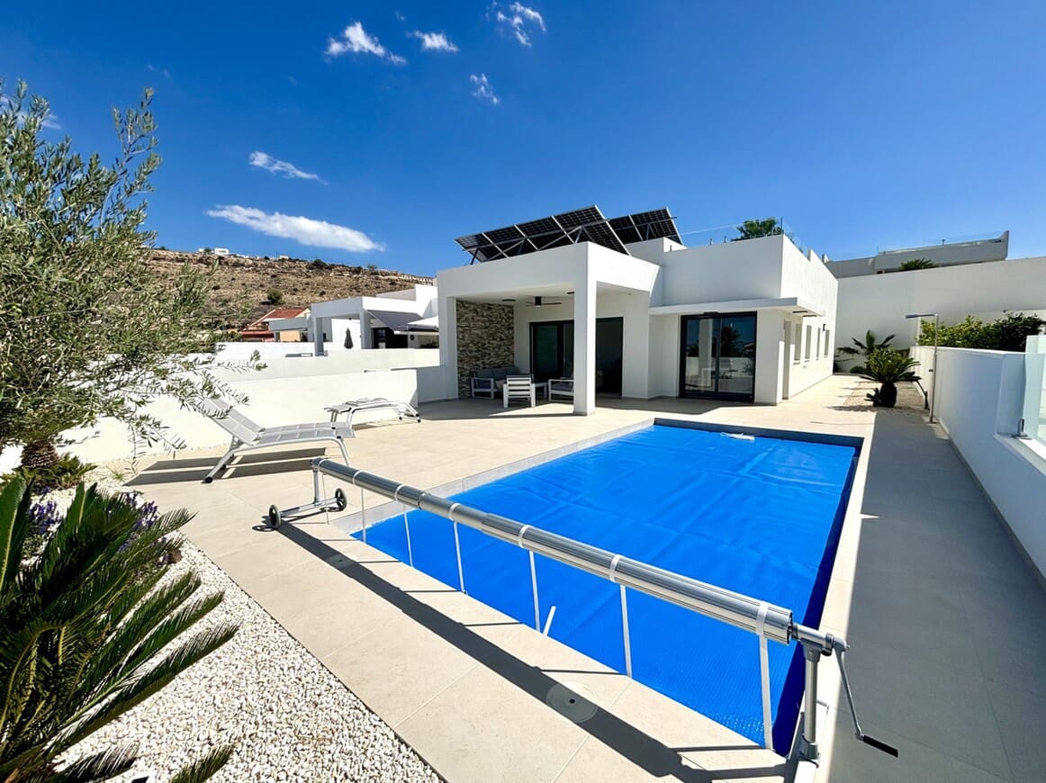 3 bedroom Villa for sale in Benijofar with pool garage - € 589,000 (Ref: 10144559)