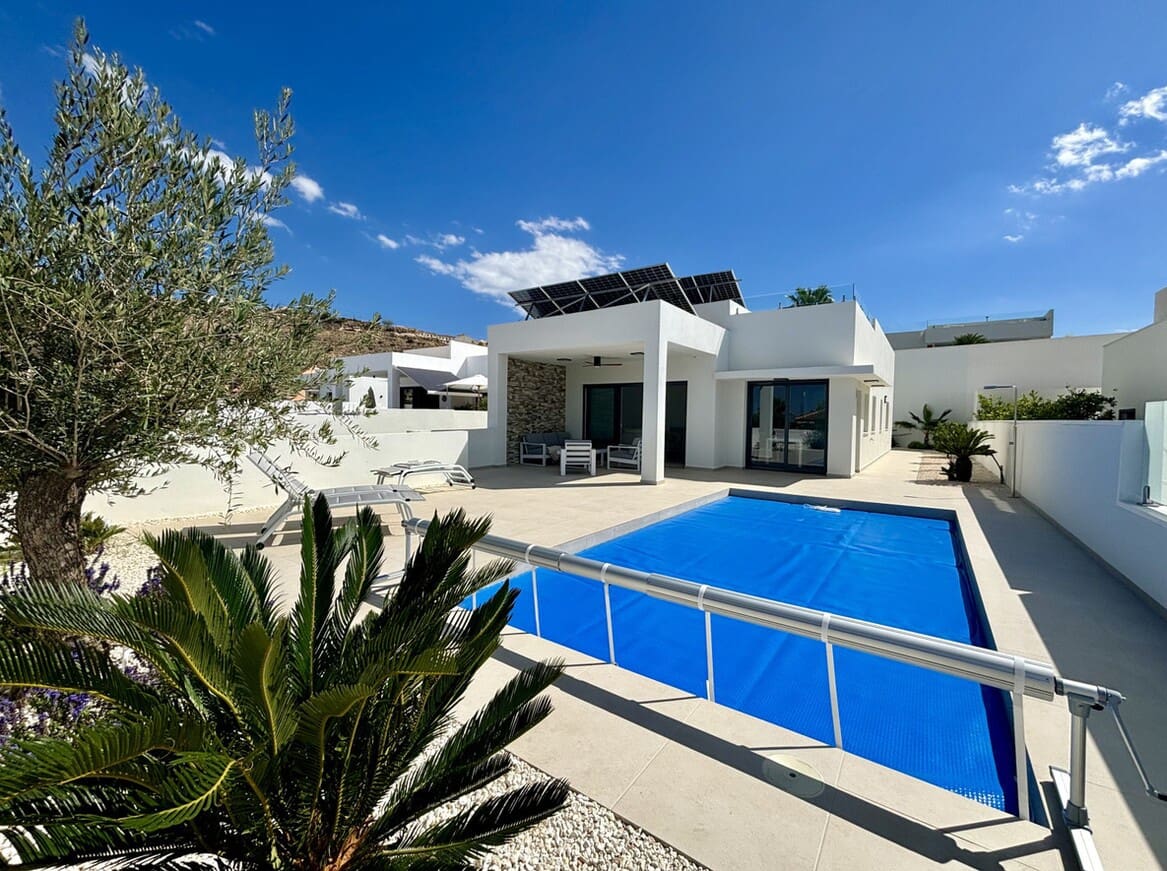 3 bedroom Villa for sale in Benijofar with pool garage - € 589,000 (Ref: 10144559)