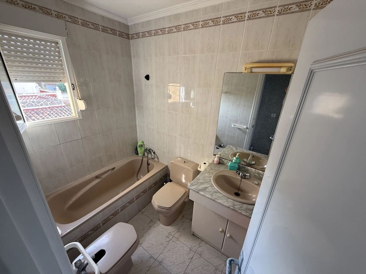 6 soverom Villa til salgs i Torrevieja med svømmebasseng garasje - € 695 000 (Ref: 10144610)