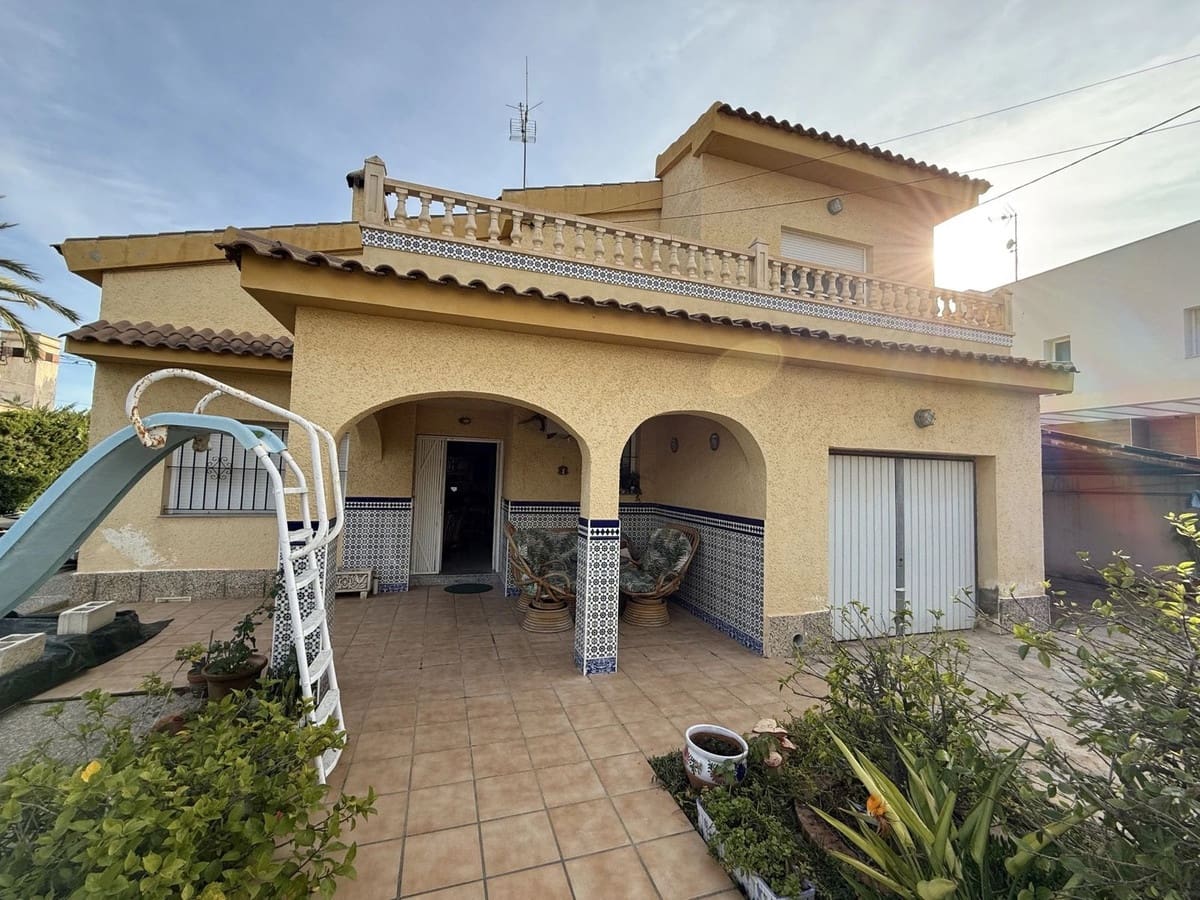 6 soverom Villa til salgs i Torrevieja med svømmebasseng garasje - € 695 000 (Ref: 10144610)