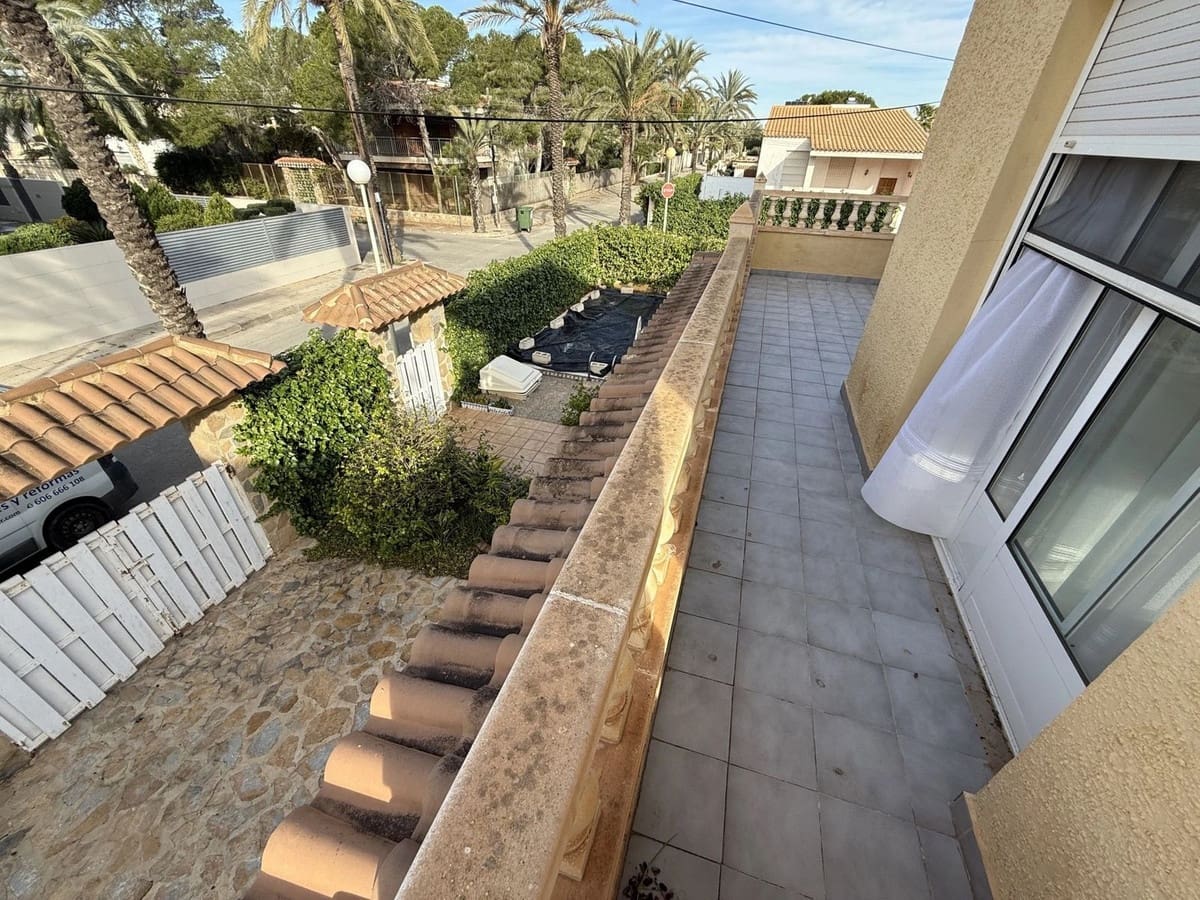 6 soverom Villa til salgs i Torrevieja med svømmebasseng garasje - € 695 000 (Ref: 10144610)