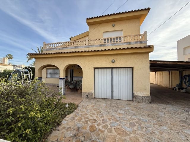 6 makuuhuone Huvila myytävänä paikassa Puerto Deportivo, Torrevieja mukana uima-altaan 
autotalli - 695 000 € (Ref: 10144610)