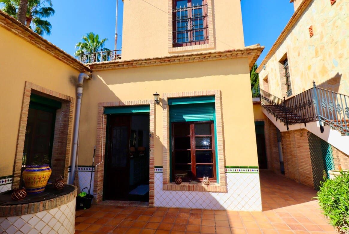 6 soveværelse Villa til salg i Almoradi med swimmingpool garage - € 599.000 (Ref: 10144647)