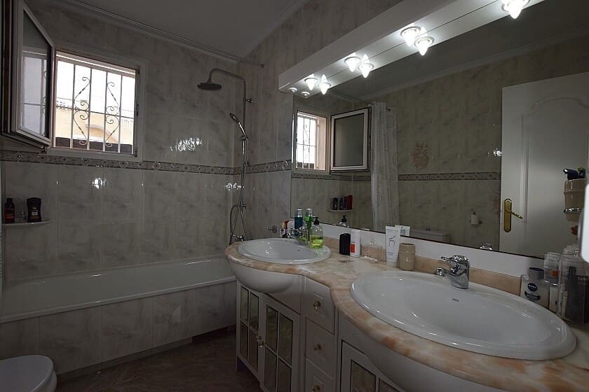 3 soveværelse Villa til salg i Torrevieja med swimmingpool garage - € 850.000 (Ref: 10144650)