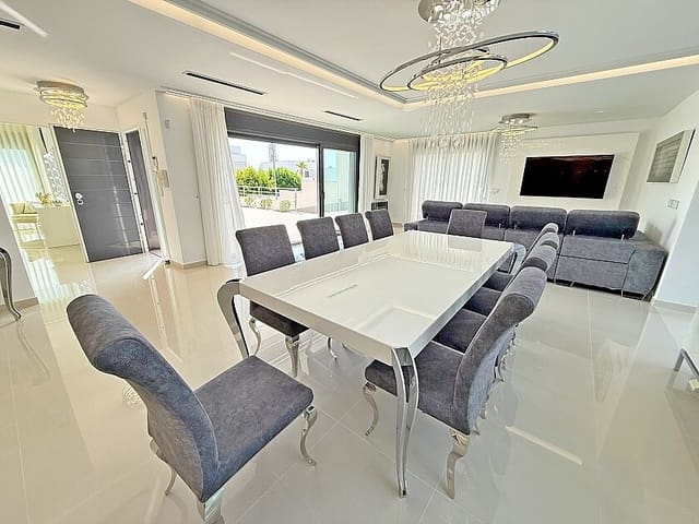 5 quarto Moradia para venda em San Miguel de Salinas com piscina garagem - 899 000 € (Ref: 10144651)