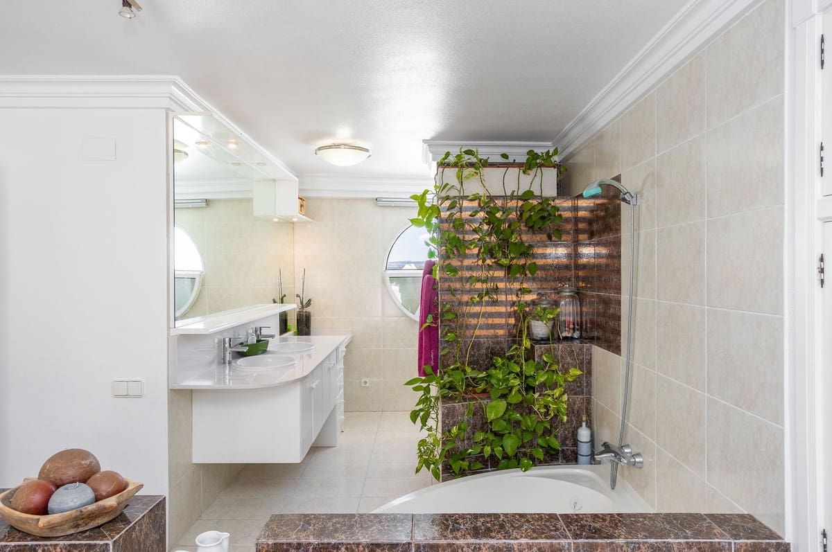 4 sovrum Villa till salu i Torrevieja med pool garage - 890 000 € (Ref: 10144657)
