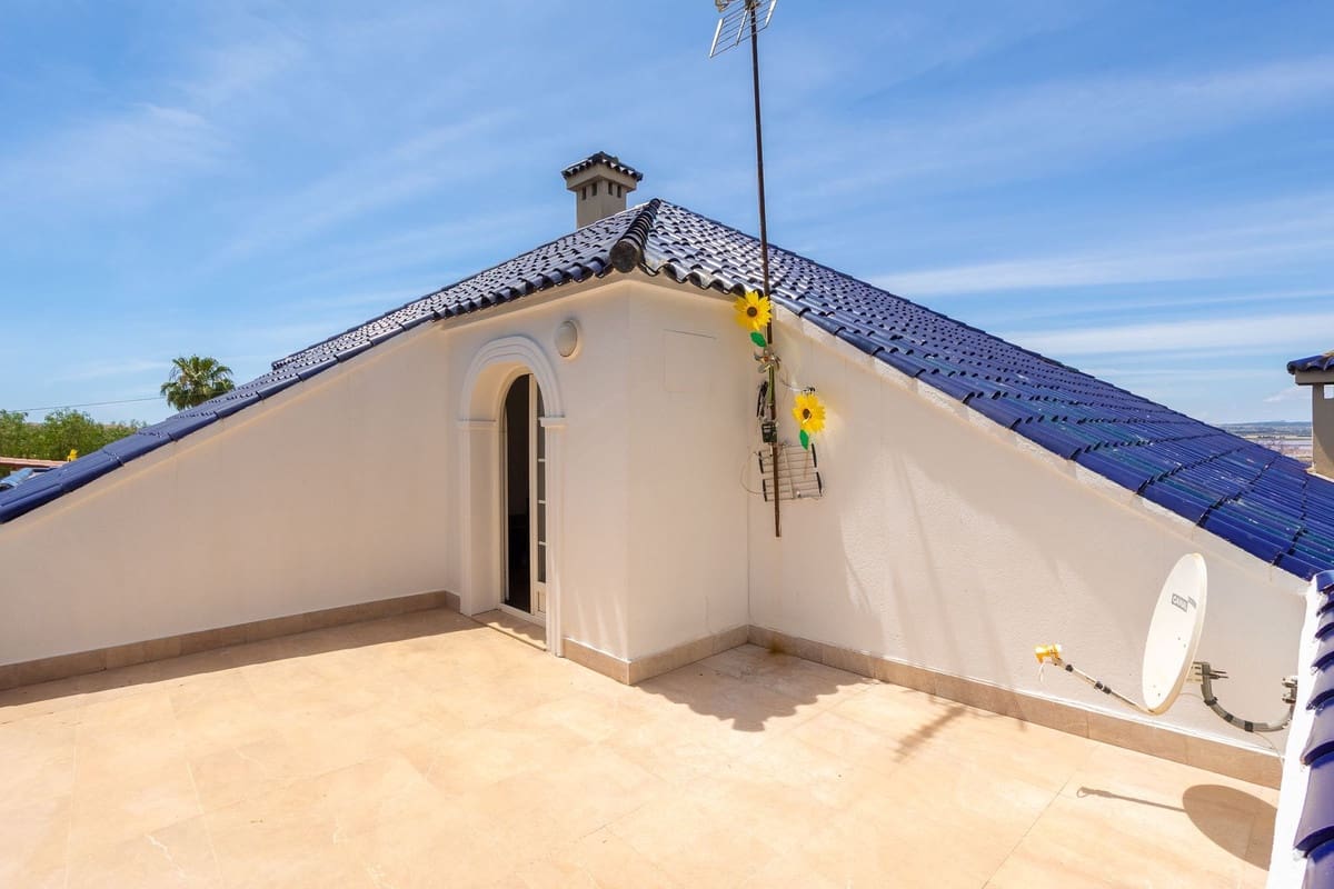 4 sovrum Villa till salu i Torrevieja med pool garage - 890 000 € (Ref: 10144657)