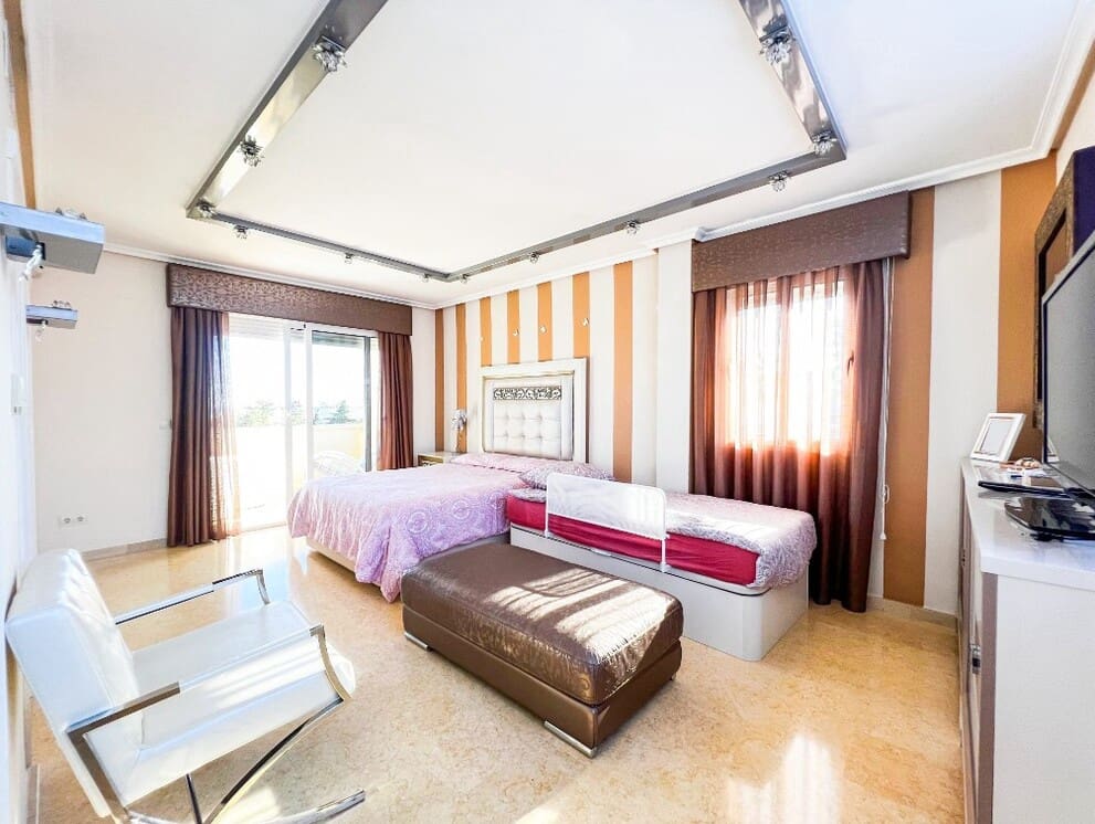 5 bedroom Villa for sale in La Mata with pool - € 1,170,000 (Ref: 10144663)