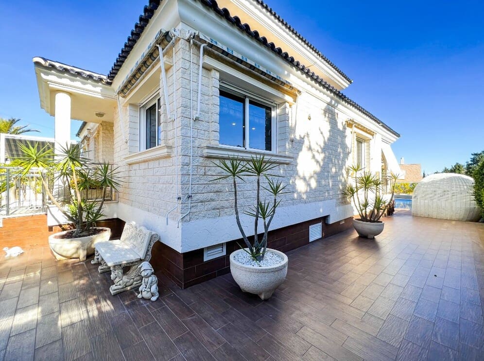 5 bedroom Villa for sale in La Mata with pool - € 1,170,000 (Ref: 10144663)