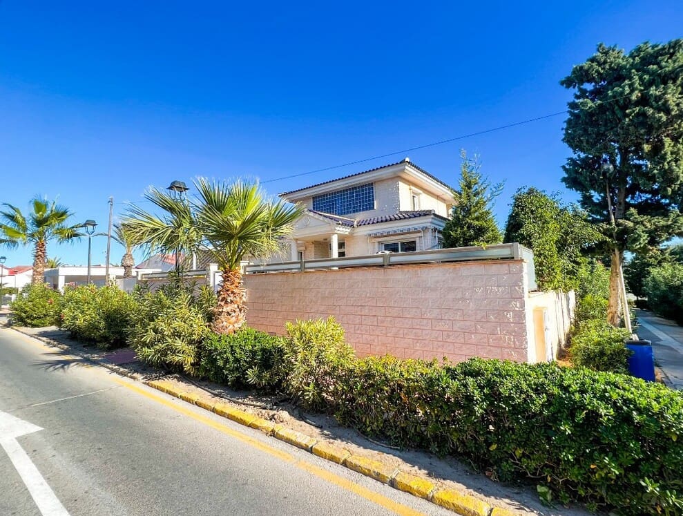 5 bedroom Villa for sale in La Mata with pool - € 1,170,000 (Ref: 10144663)
