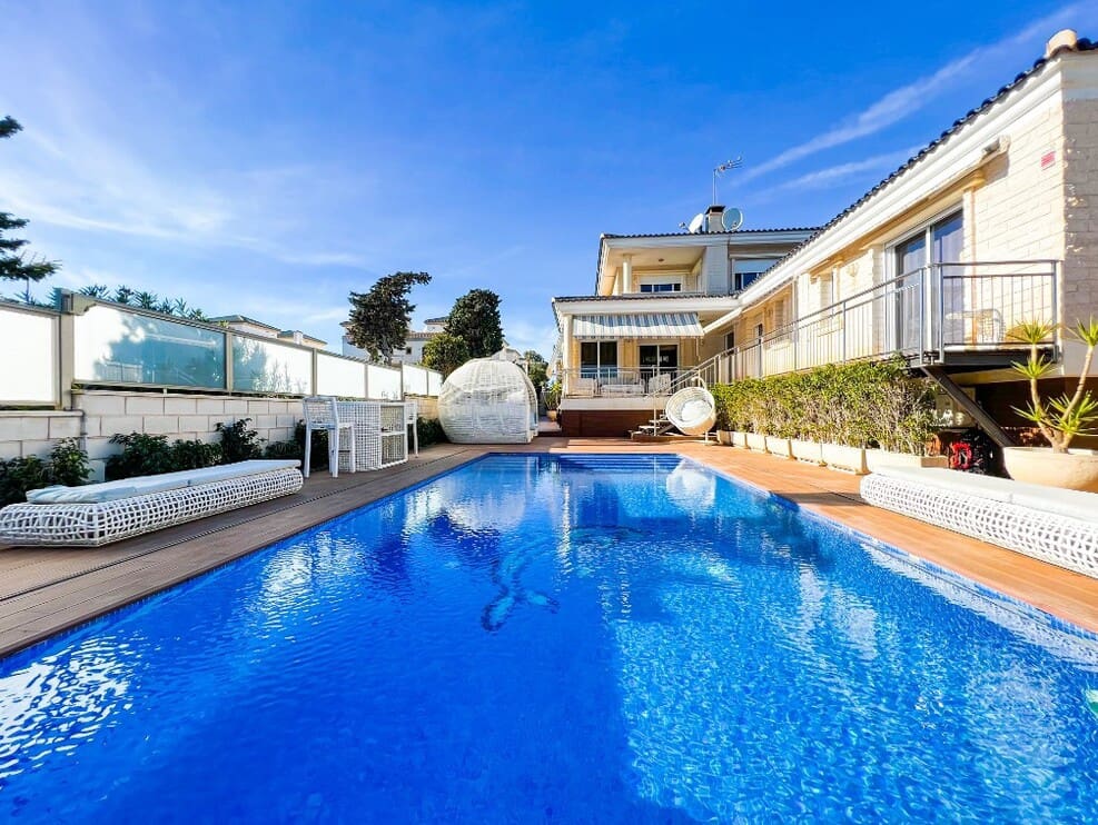 5 bedroom Villa for sale in La Mata with pool - € 1,170,000 (Ref: 10144663)
