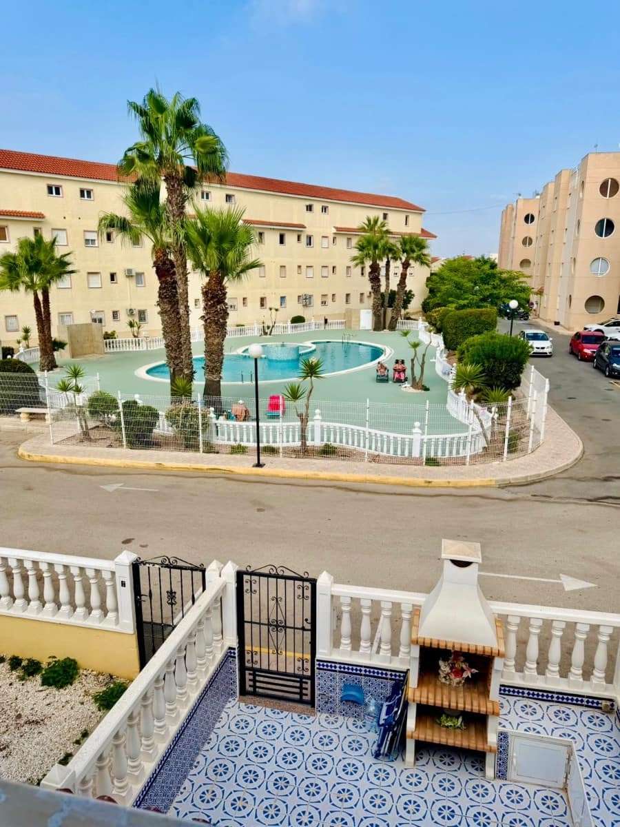 2 soverom Hus til salgs i Torrevieja med svømmebasseng - € 264 000 (Ref: 10146422)