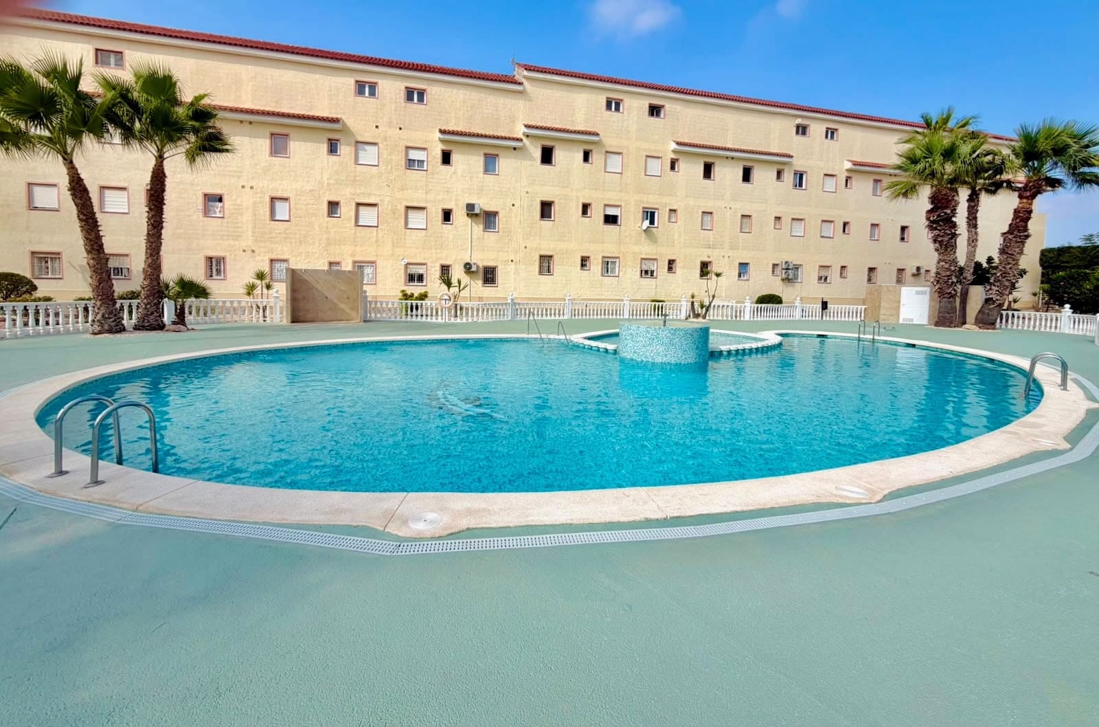 2 soverom Hus til salgs i Torrevieja med svømmebasseng - € 264 000 (Ref: 10146422)