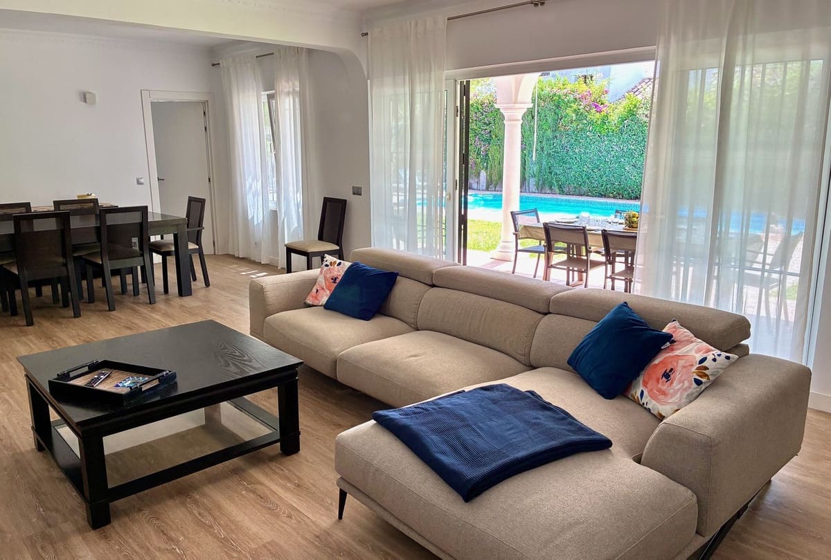 3 soverom Villa til salgs i El Paraiso med svømmebasseng garasje - € 1 350 000 (Ref: 10146485)