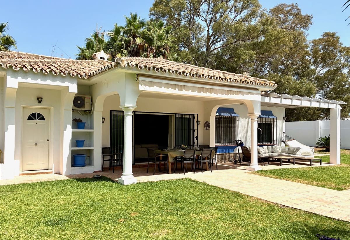 3 soverom Villa til salgs i El Paraiso med svømmebasseng garasje - € 1 350 000 (Ref: 10146485)