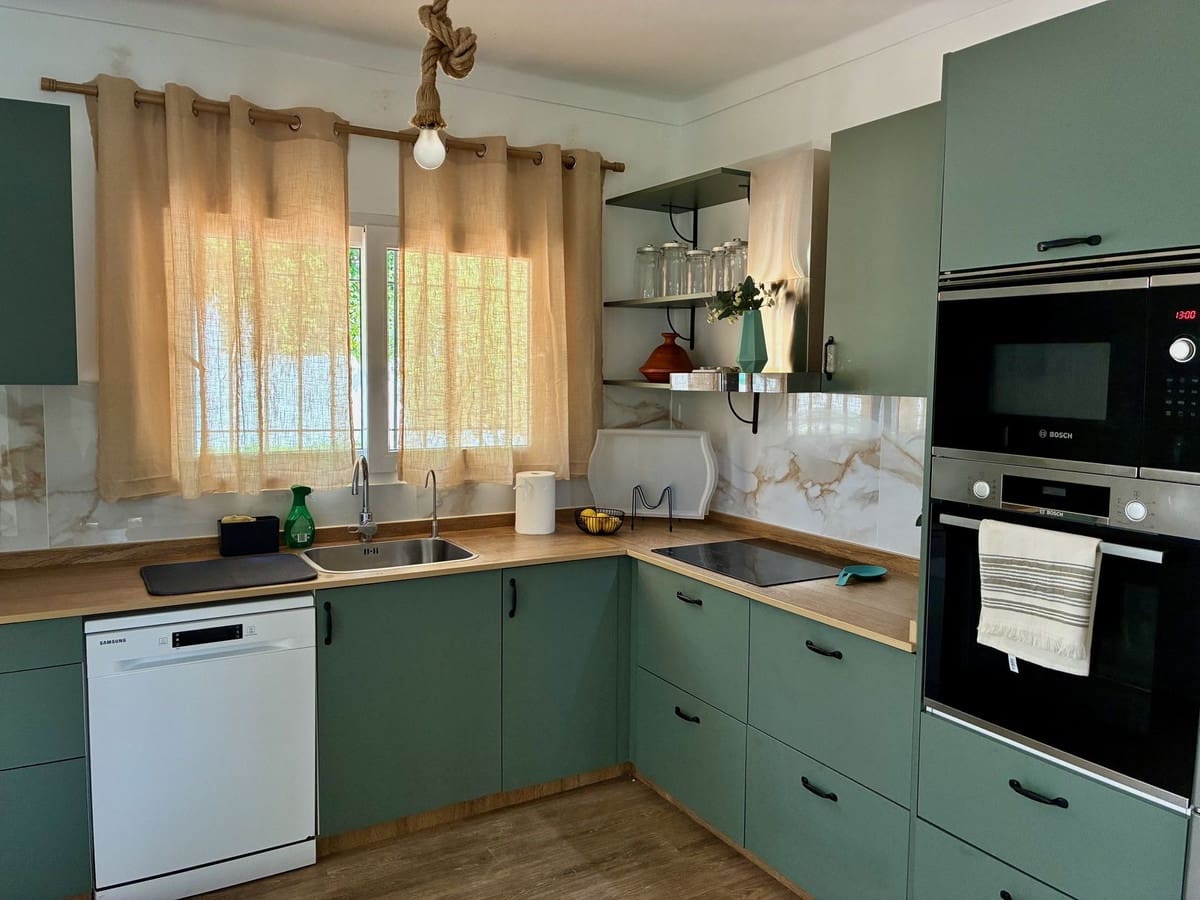 3 soverom Villa til salgs i El Paraiso med svømmebasseng garasje - € 1 350 000 (Ref: 10146485)