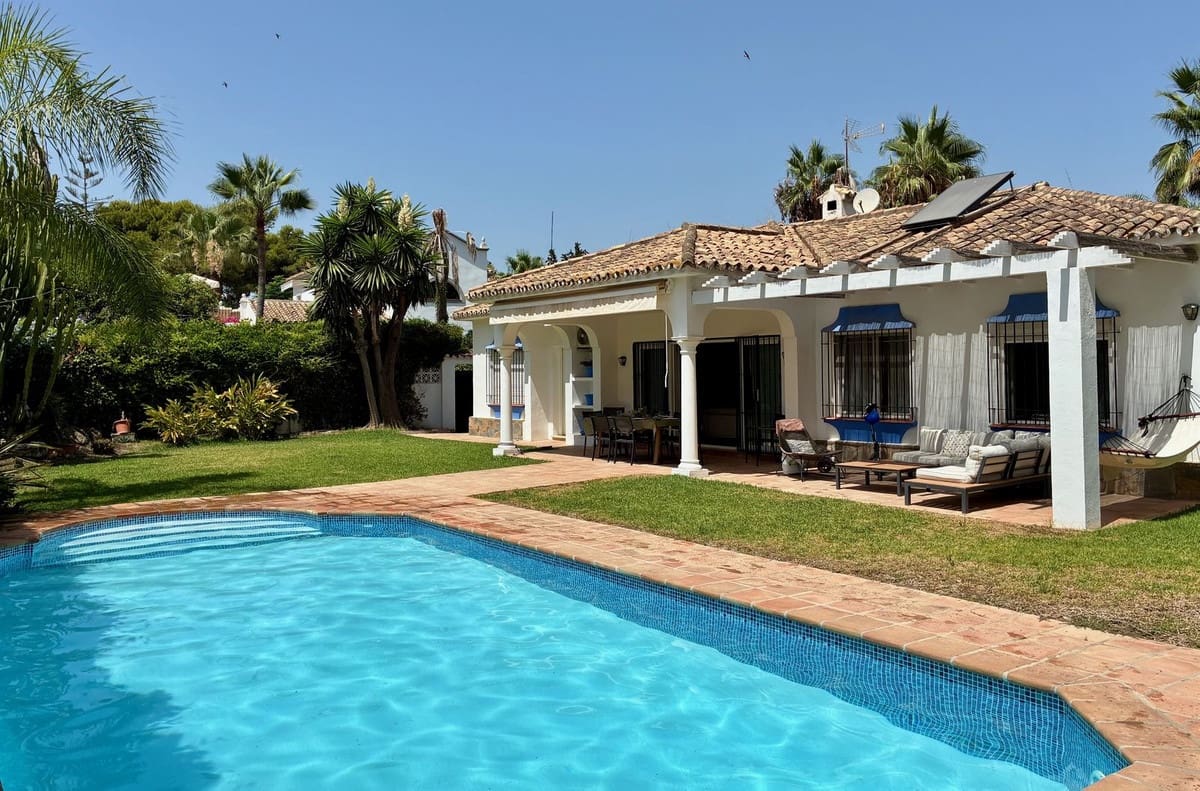 3 soverom Villa til salgs i El Paraiso med svømmebasseng garasje - € 1 350 000 (Ref: 10146485)