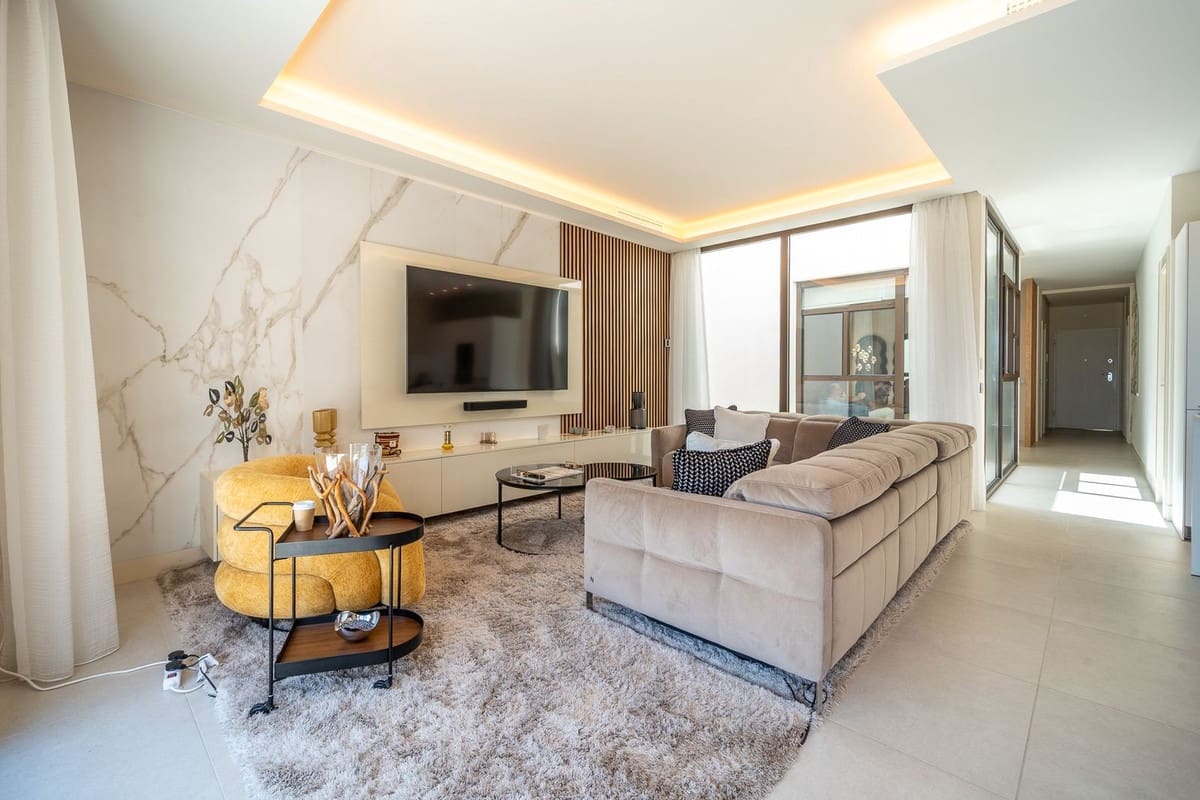 4 soveværelse Byhus til salg i Estepona med swimmingpool garage - € 2.950.000 (Ref: 10146543)